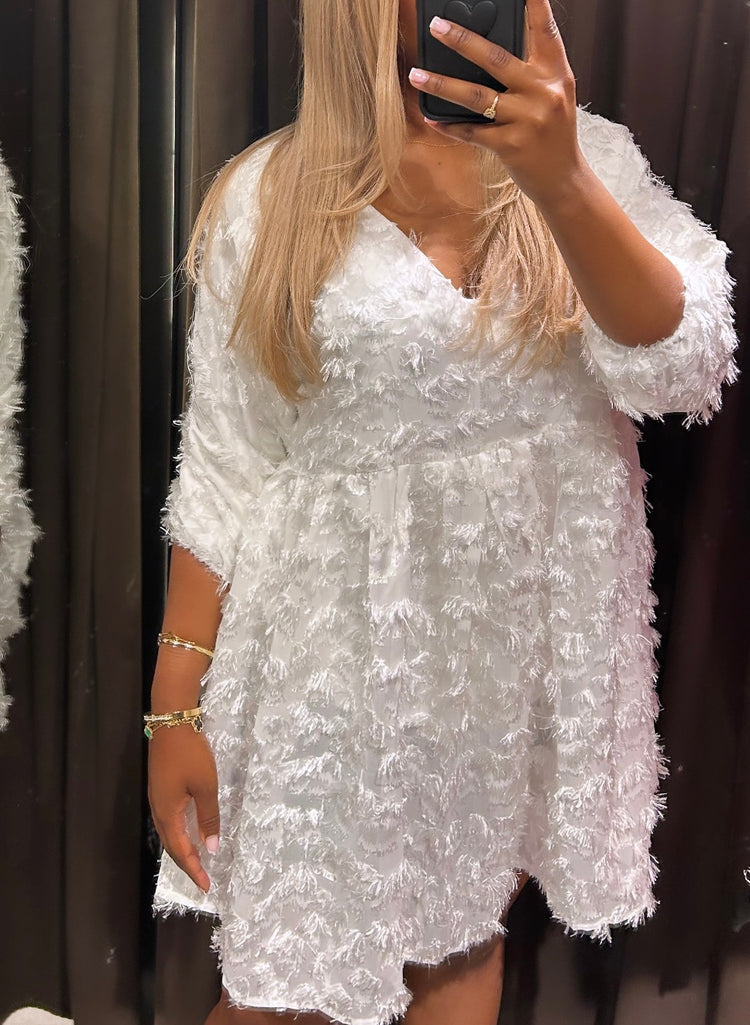 Robe à plumes blanches